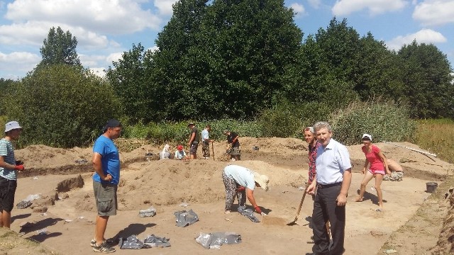W środę w południe miejsce prac archeologicznych na cmentarzysku w Podlesiu wizytował wójt gminy Oleśnica Leszek Juda.