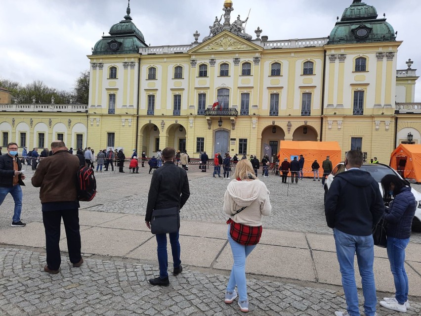 Białystok. Pierwsze szczepienia przed Pałacem Branickich....