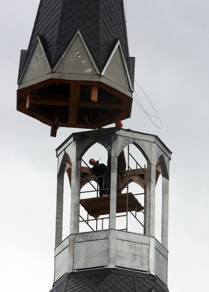 Nowa wieża na kościele w Kołbaczu