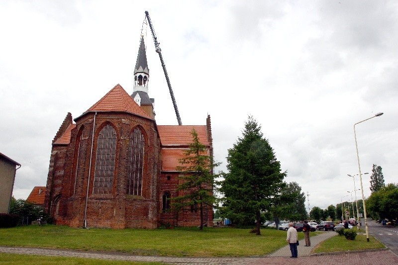 Nowa wieża na kościele w Kołbaczu