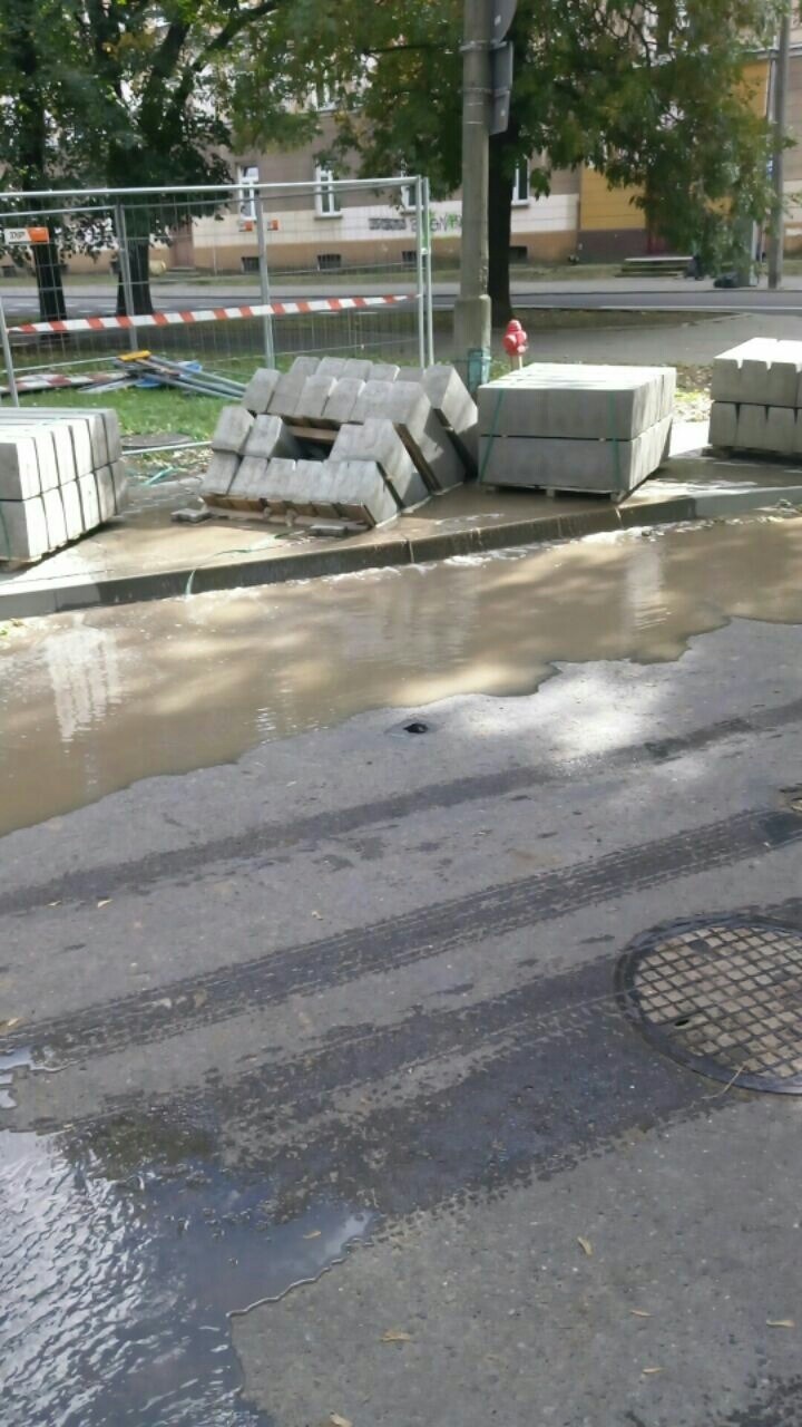 Woda z pękniętej rury wodociągowej zalewała rano ulicę...