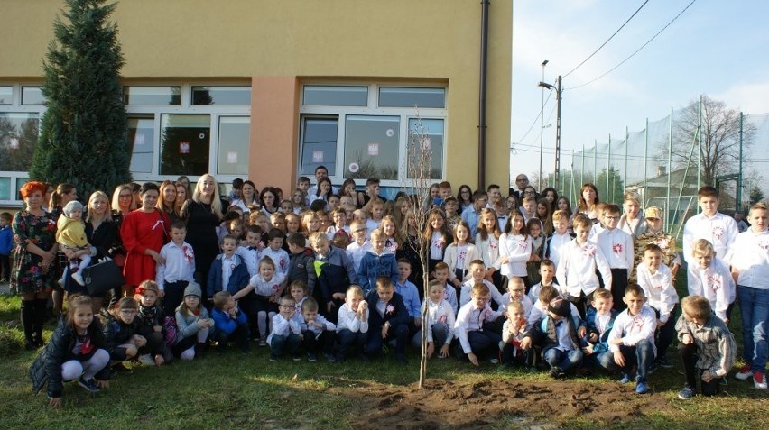 "Rekord dla Niepodległej" w Szkole Podstawowej w Lechowie (WIDEO, zdjęcia)