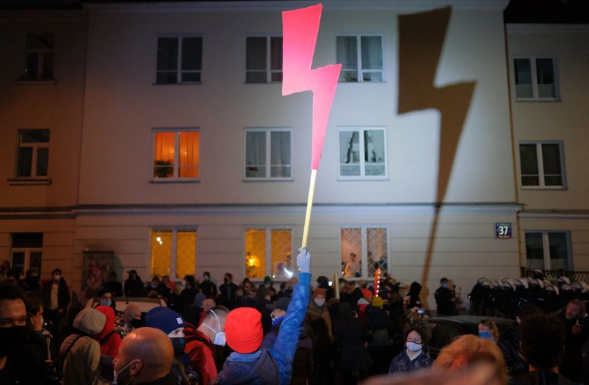 Strajk kobiet: Relacja i zdjęcia. Wielki protest w Warszawie, tysiące ludzi przed domem Kaczyńskiego, ataki na demonstrantów
