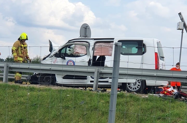 Wypadek na S19 w Sokołowie Małopolskim. W zderzeniu dwóch samochodów osobowych i busa OSP Sarzyna, ranne zostały dwie osoby