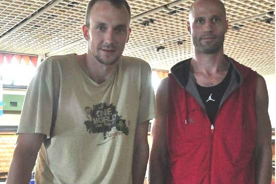 Denis Iwanow (w czerwonej bluzie) oraz Danił Kozłow podpisali umowy z Siarką.