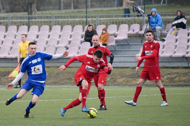 Rudnia Zabłudów (czerwone stroje) zagrała mecz z Wigrami II Suwałki w Białymstoku wygrywając 1:0 po golu Kamila Czeremchy.