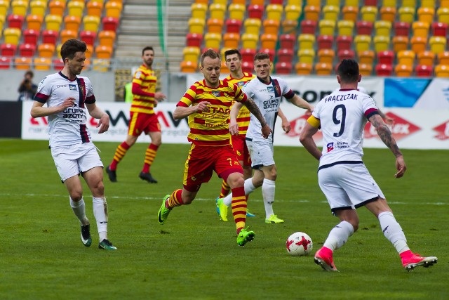 Dmytro Chomczenowski (w środku) w barwach Jagiellonii Białystok w meczu z Pogonią Szczecin