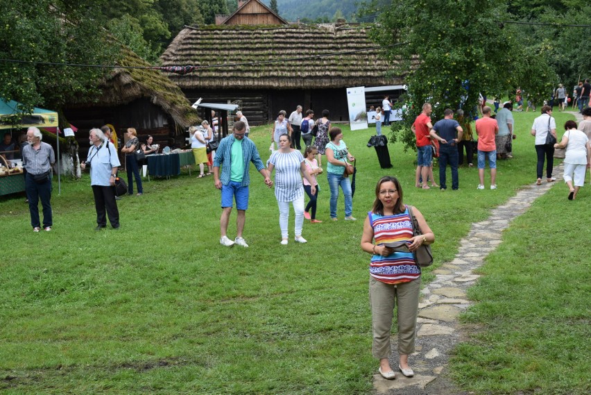 Szymbark. XV Panorama Kultur. W skansenie głośno gra muzyka, jest mnóstwo ludzi, są stoiska z rękodziełem, gospodynie częstują pysznościami