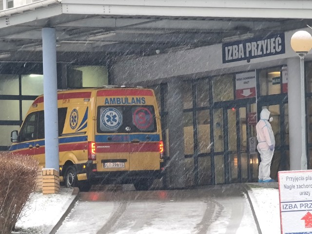 Koronawirus atakuje małe dzieciKoronawirusem zakażają się nie tylko dorośli. Drastycznie rośnie liczba dzieci z pozytywnym wynikiem testu. Wiele z nich wymaga hospitalizacji. W Szpitalu Dziecięcym w Olsztynie już zwiększono bazę łóżek covidowych dla małych pacjentów z 25 do 35. Lecznica przyjmuje zarówno nastolatków, jak i kilkuletnie maluchy. Na oddział trafiają też niemowlaki. Najmłodszy pacjent na oddziale covidowym w Olsztynie miał zaledwie dwa tygodnie. Sprawdź: Nietypowe objawy Covid-19. Również u dzieci. Na co zwrócić uwagę?A jak wygląda sytuacja w Toruniu? Wojewódzki Szpital Dziecięcy przy Konstytucji 3 Maja dysponuje 10 łóżkami covidowymi. - Obecnie, ze względu na szczyt zachorowań, większość z tych łóżek jest zajętych, także z tego powodu, iż trafiają tu dzieci z całego województwa – poinformował nas rzecznik prasowy Wojewódzkiego Szpitala Zespolonego w Toruniu dr n. med. Janusz Mielcarek. We wtorek zajętych było siedem łóżek. Czytaj także: NIe będzie dopłat do żłobków?