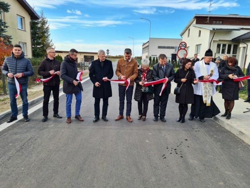 Zakończył się remont drogi w Kalinówce. Ułatwi dojazd do szkoły. Parking też jest gotowy