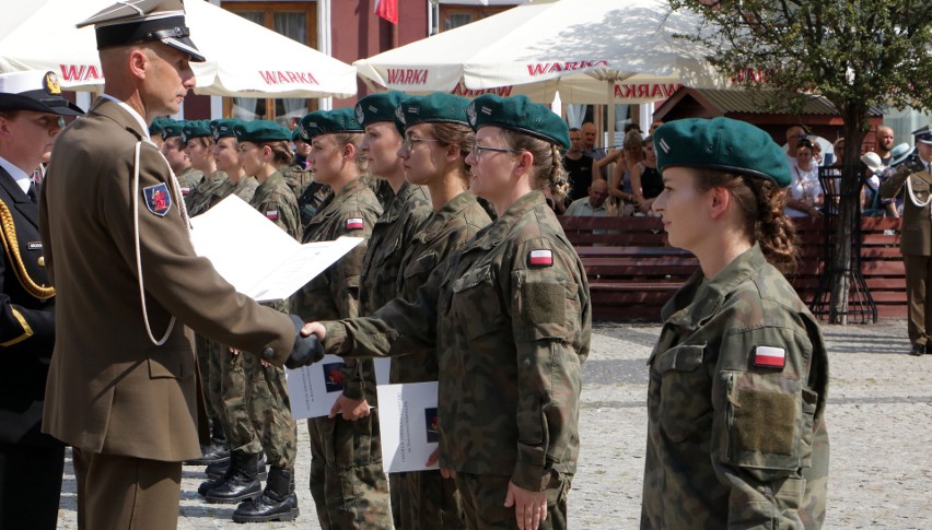 Studenci-żołnierze wakacje spędzają w Legii Akademickiej. Zostali kapralami. Święto Wojska Polskiego 2022 w Grudziądzu. Zobacz zdjęcia