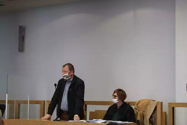 Oskarżony Jan S. z obrońcą przed Sądem Apelacyjnym w Krakowie