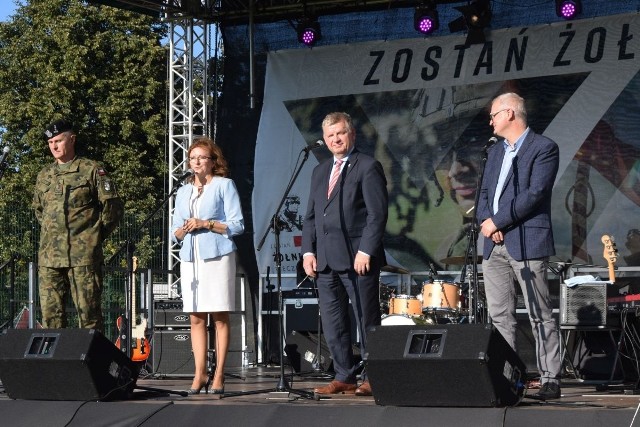 Gośćmi pikniku byli między innymi poseł Agata Wojtyszek i senator Jarosław Rusiecki - oboje w środku. Na scenie z gospodarzami imprezy - wójtem Pawłowa Markiem Wojtasem i pułkownikiem Jarosławem Molisakiem - szefem Wojewódzkiego Sztabu Wojskowego.