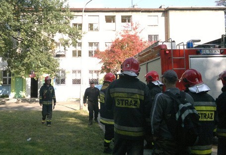 Ewakuacja gimnazjalistów na ul. Tuwima. Rozpylono gaz pieprzowy (zdjęcia)