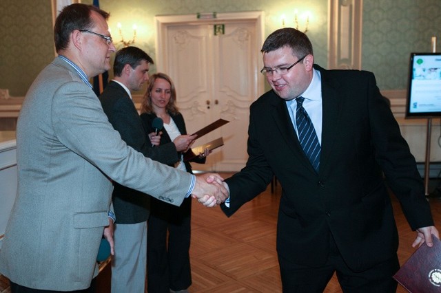 Profesor Adrian Chabowski przyznał w środę Adrianowi Szeremecie, asystentowi w Zakładzie Medycyny Sądowej stypendium.  - Pieniądze przydadzą mi się na rozwój badań naukowych oraz zakup fachowej literatury medycznej -mówi młody naukowiec.