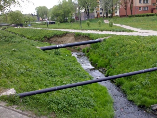 To fragment terenu między ulicami Miłą i Chrobrego w Radomiu. Woda z Potoku podmywa pobliski chodnik, którym spacerują mieszkańcy. Jeden z nich alarmuje, że może dojść do nieszczęścia.