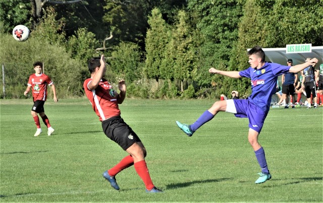 Adrian Gałka (z prawej), jest nadzieją trzebińskiego futbolu. W sparingach prezentuje się bardzo dobrze. Zanim trafił do Trzebini, szkolił się w grupach młodzieżowych Wisły Kraków.