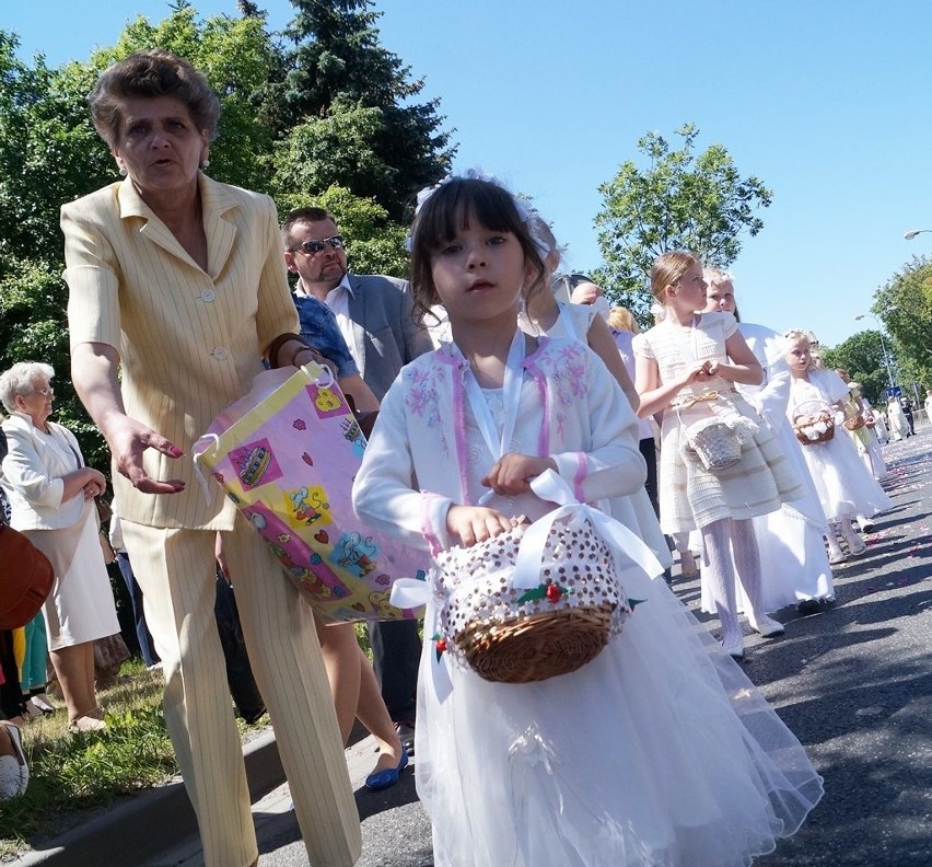 Sypanie kwiatków, to wielkie przeżycia dla małych...