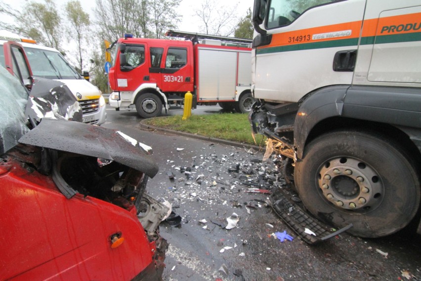 Czołowe zderzenie cysterny z busem na Tarnogaju [ZDJĘCIA]