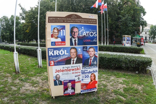 W Bydgoszczy większej zawziętości plakatowej na razie nie widać. No, może tylko jedni zabierają trochę miejsca innym...