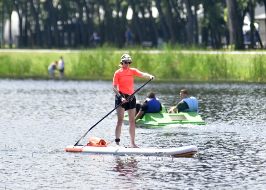 Akcja Lato 2022 z Miejskim Ośrodkiem Sportu i Rekreacji w Radomiu. Są ciekawe zajęcia, uczestnicy uczą się pływać na desce. Zobacz wideo