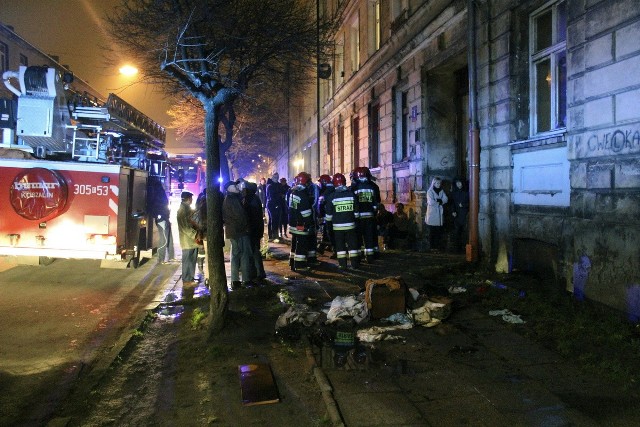 W pożarze mieszkania w kamienicy przy ul. Niskiej 6 w Łodzi zginął 63-letni mężczyzna