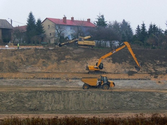 Ukształtowano już spadki zwiększające stateczność skarpy i wykonano odwodnienie.