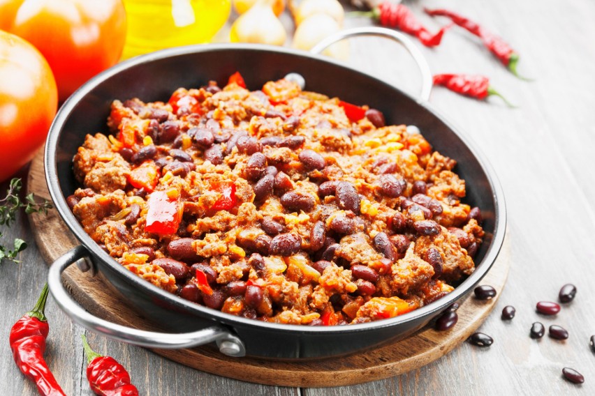 Meksykańskie chili con carne podawane jest z czerwoną fasolą...