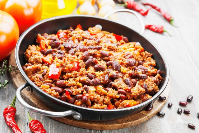 Meksykańskie chili con carne podawane jest z czerwoną fasolą i doprawiane między innymi szczyptą gałki muszkatołowej.