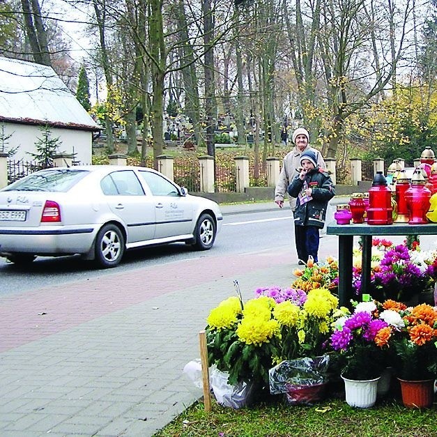 Przy ulicy Kazimierza Wielkiego w Miastku nie można parkować przy cmentarnym ogrodzeniu. Miejsca postojowe wyznaczone są po drugiej stronie.