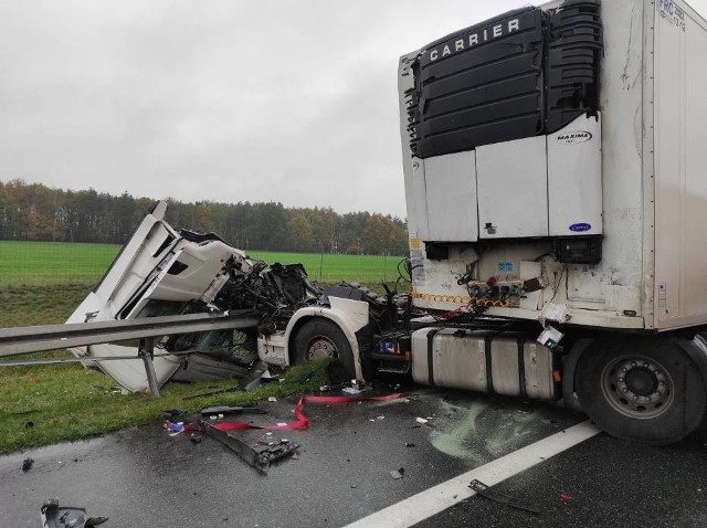 Po godzinie 14 na autostradzie A2 w miejscowości Wilkowo niedaleko Poznania doszło do wypadku z udziałem dwóch ciężarówek. Zobacz więcej zdjęć ---->