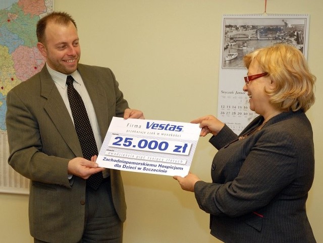 Na zdjęciu Kenneth Kolvits z przedstawiciel Vestas-Poland wręcza czek prezes hospicjum, Marioli Lembas-Sznabel.