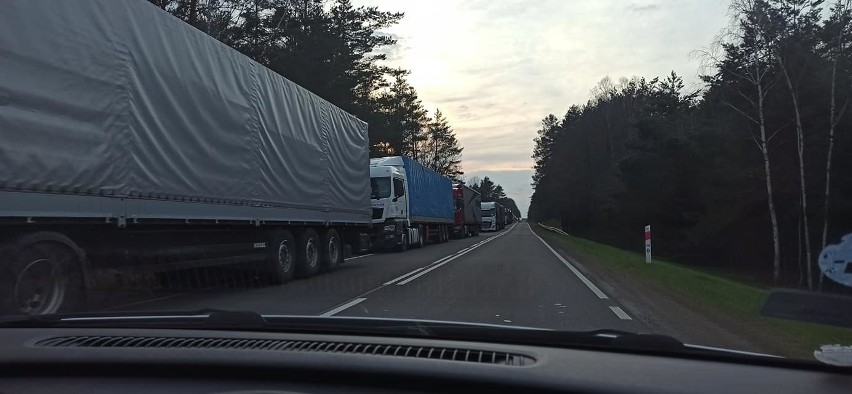 Gigantyczna kolejka tirów przed granicą w Bobrownikach. Kierowcy ciężarówek stali w kilkunastokilometrowej kolejce [ZDJĘCIA]