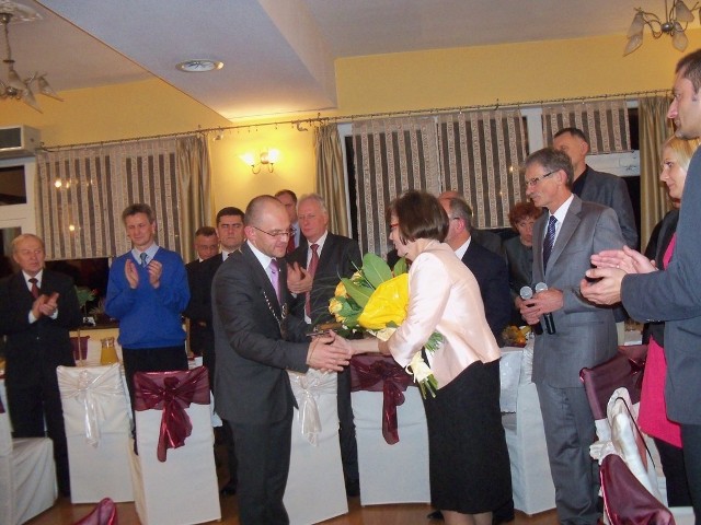 Halina Kulpa, wdowa po założycielu "Juvenii" odbiera przyznany pośmiertnie Wiesławowi Kulpie Medal za Zasługi dla Głuchołaz.