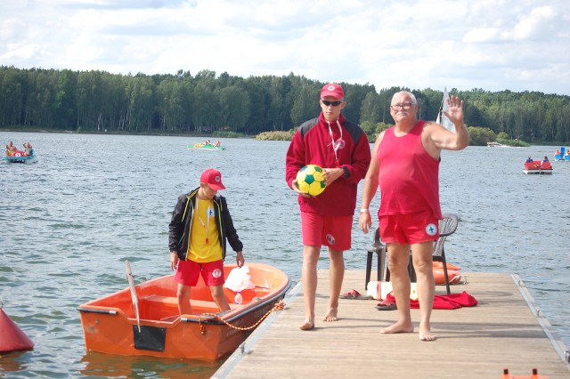 Adam Kamiński na głównej plaży w Pieczyskach. Można go tu spotkać w otoczeniu młodych ratowników od ponad 25 lat.  Ratownictwu poświęcił  kawał swego życia