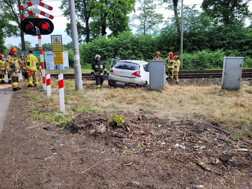 Wypadek na torach kolejowych pod Krakowem. Pociąg zderzył się z samochodem osobowym, którym podróżowała kobieta z dwójką dzieci