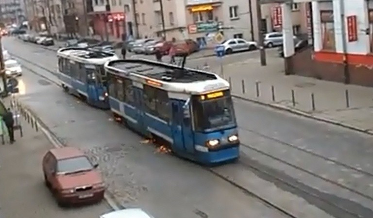 Wrocław: Tramwaj jedzie ulicą Kościuszki, aż iskry lecą [FILM]