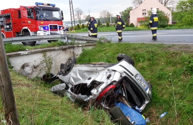 Uderzenie w betonowy przepust było bardzo silne - na ścianie pozostał ślad odbitego koła, a z auta pozostał wrak.