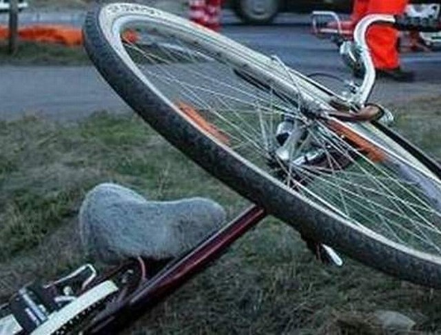 Policja w Przasnyszu ukarała mandatem mężczyznę, który potrącił rowerzystkę jadącą z dwójką dzieci.