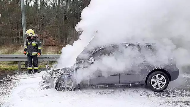 Do pożaru doszło w niedzielę, 23 lutego, na drodze S3 koło Międzyrzecza. Około godz. 16.00 dyżurny międzyrzeckich strażaków odebrał zgłoszenie o pożarze. Na miejsce zadysponował dwa zastępy straży pożarnej oraz JRG Międzyrzecz. Po przyjeździe okazało się, że płonie osobowa mazda.Na całe szczęście nikomu nic się nie stało. Kierowca i pasażer wyszli z pojazdu o własnych siłach. Strażakom gaszenie pożaru zajęło godzinę. Zobacz wideo: Jak udzielać pierwszej pomocy ofiarom wypadkówCzytaj także: Korytarz życia na drodze. Jak go utworzyć? Wystarczy przestrzegać kilku zasad!Zobacz wideo: Jak się zachować, kiedy jesteśmy świadkami wypadku?Wideo:Dzień Dobry TVN