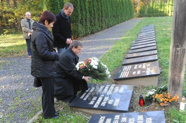 Wiązankę składają (od lewej) Maria Neumann, Bernard Gaida i Norbert Rasch. W głębi Richard Urban.