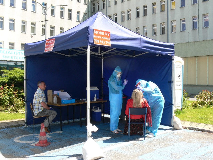 Pracownicy oświaty z Sandomierza przechodzą testy na koronawirusa! Piątek i sobota kolejnym dniem badań (ZOBACZCIE ZDJĘCIA]
