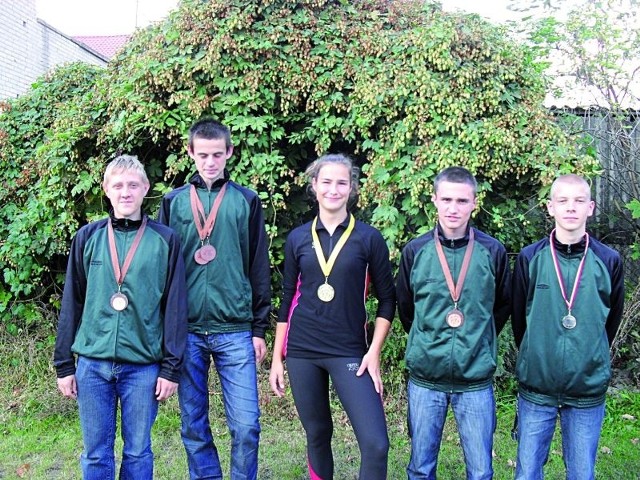 Monieccy medaliści: (od lewej) Mariusz Wilczko, Błażej Wilamowski, Sylwia Buńkowska, Michał Kuligow-ski i Damian Kamiński