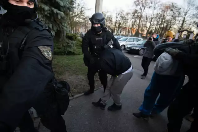 Doprowadzenie nożownika i jego kolegów do Komendy Miejskiej Policji