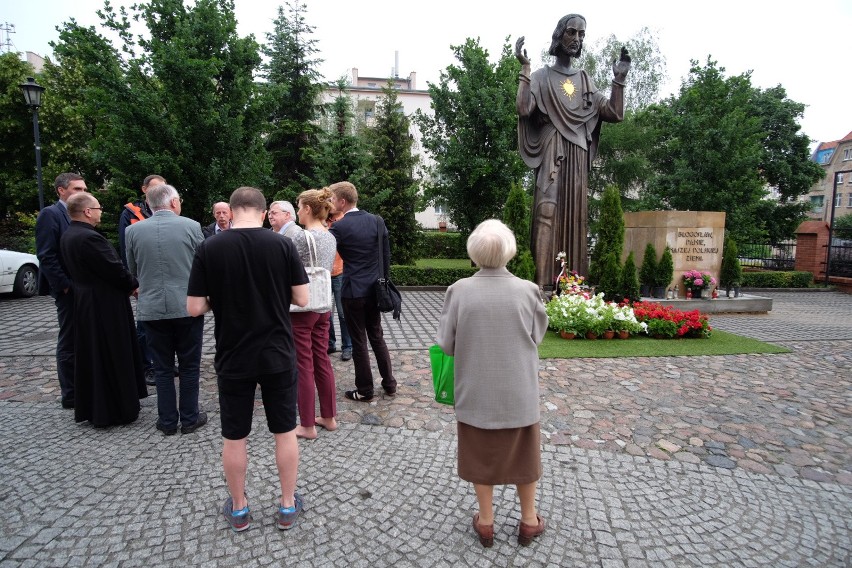 Obecnie centralny element Pomnika Wdzięczności, czyli figura...