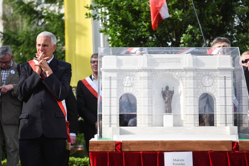 Pomnik Wdzięczności miał formę łuku triumfalnego o 12,5 m...