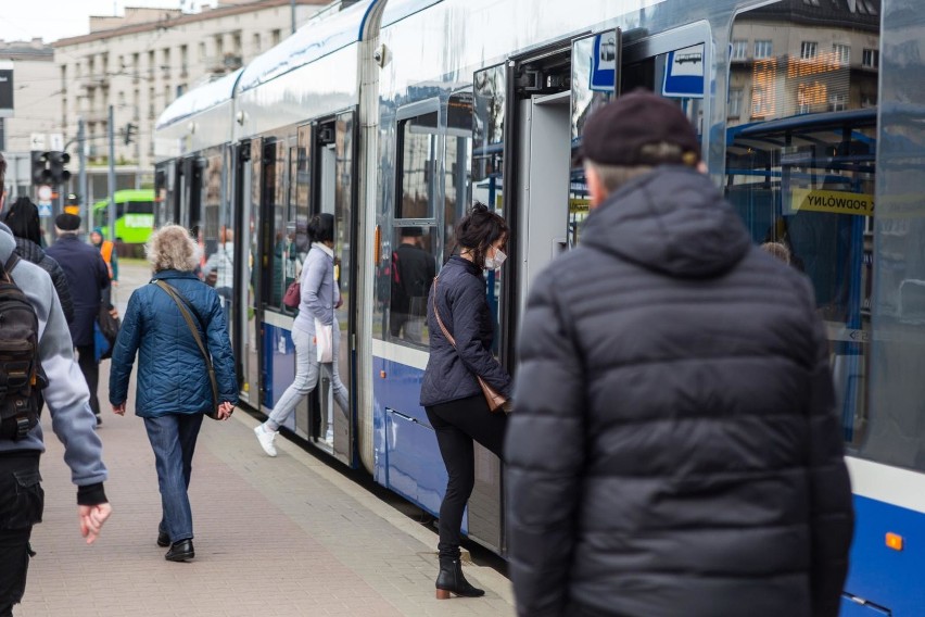 Kraków. Autobusów i tramwajów jest więcej, ale pasażerowie nadal skarżą się na tłok