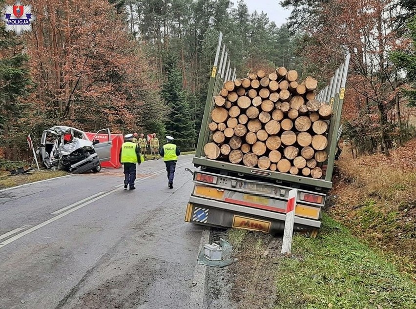 Tragiczny wypadek w Zwierzyńcu. W zderzeniu busa z ciężarówką zginęła 46-letnia kobieta