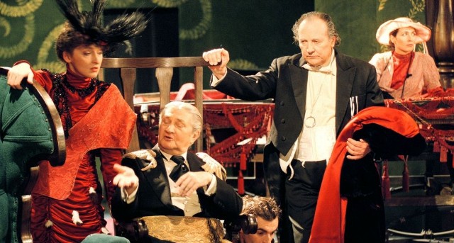 Dramat &bdquo;Operetka&rdquo; jest telewizyjną wersją przedstawienia zrealizowanego w 2001 roku przez Jerzego Grzegorzewskiego w Teatrze Narodowym w Warszawie.