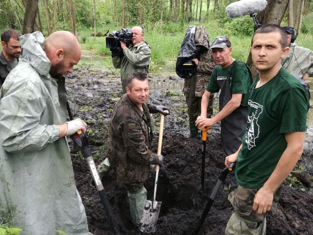 Powstały programy telewizyjne o poszukiwaniach prowadzo-nych przez pasjonatów ze stowarzyszenia „Przedmoście”